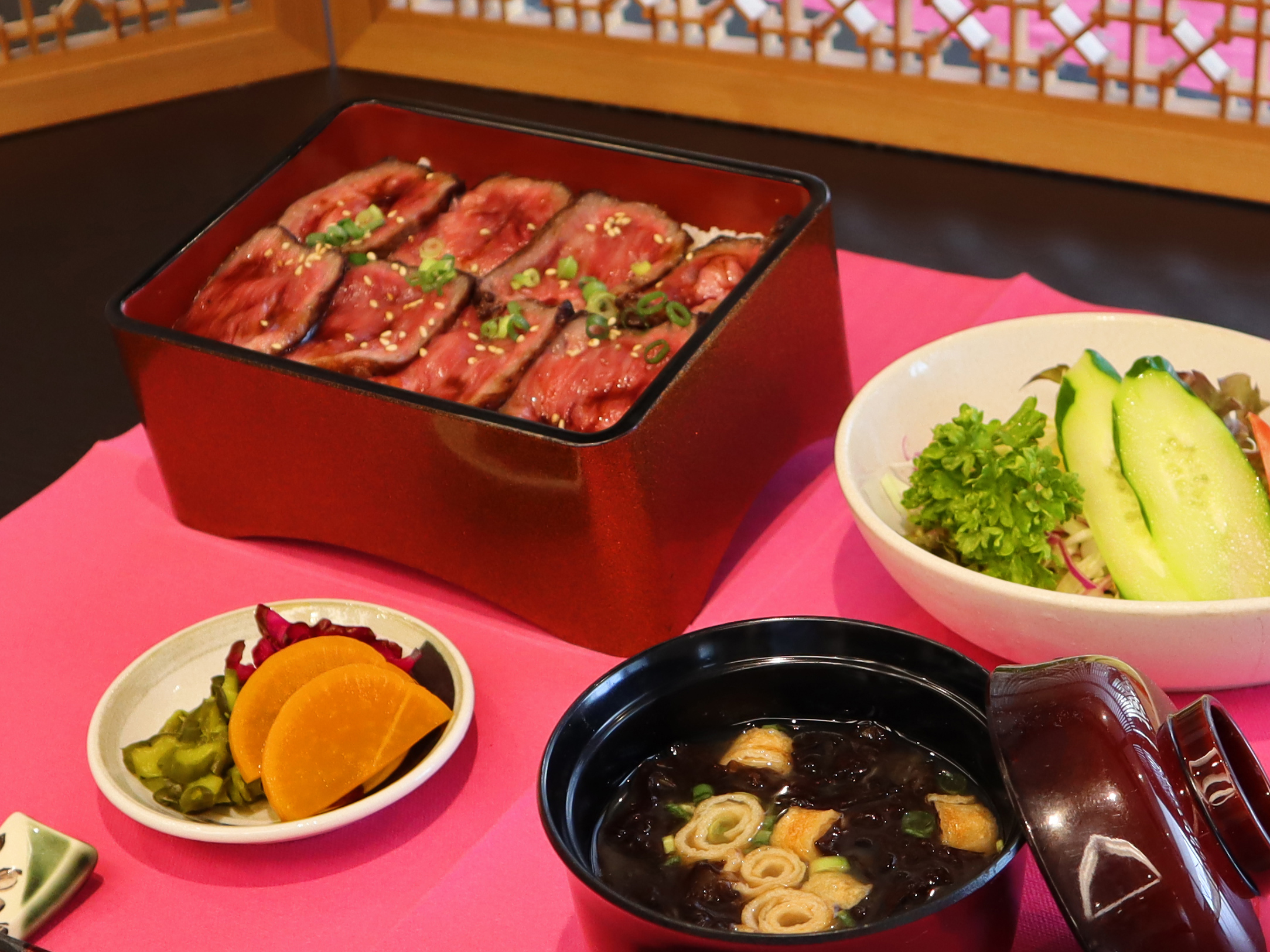 秋田県産黒毛和牛・由利牛ステーキ重