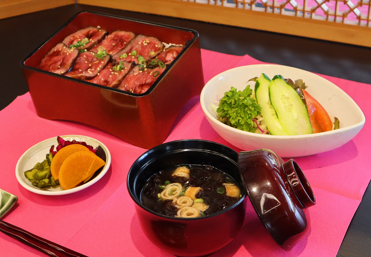 由利牛ステーキ重