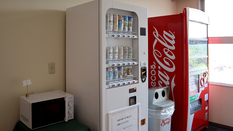 本荘グランドホテル 館内の飲料自動販売機と電子レンジ設置スペース