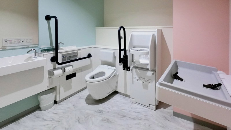 本荘グランドホテル 館内のバリアフリー対応多目的トイレ設備