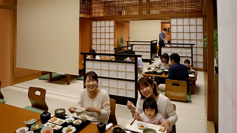 本荘グランドホテル RESTAURANT TSUBAKI内に併設された和風の小上がり席スペース