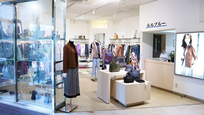 本荘グランドホテル 館内1Fにある上質な大人服を取り揃えたブティック「ルルブルー」店舗内観