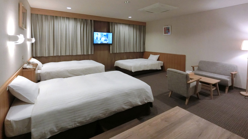 本荘グランドホテル 南館トリプルルーム（シモンズ製ベッド3台完備）の客室内観