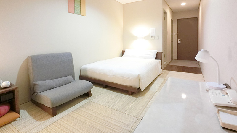 本荘グランドホテル 南館和風ダブル（スクエア畳敷き・シモンズ製ダブルベッド）の客室内観